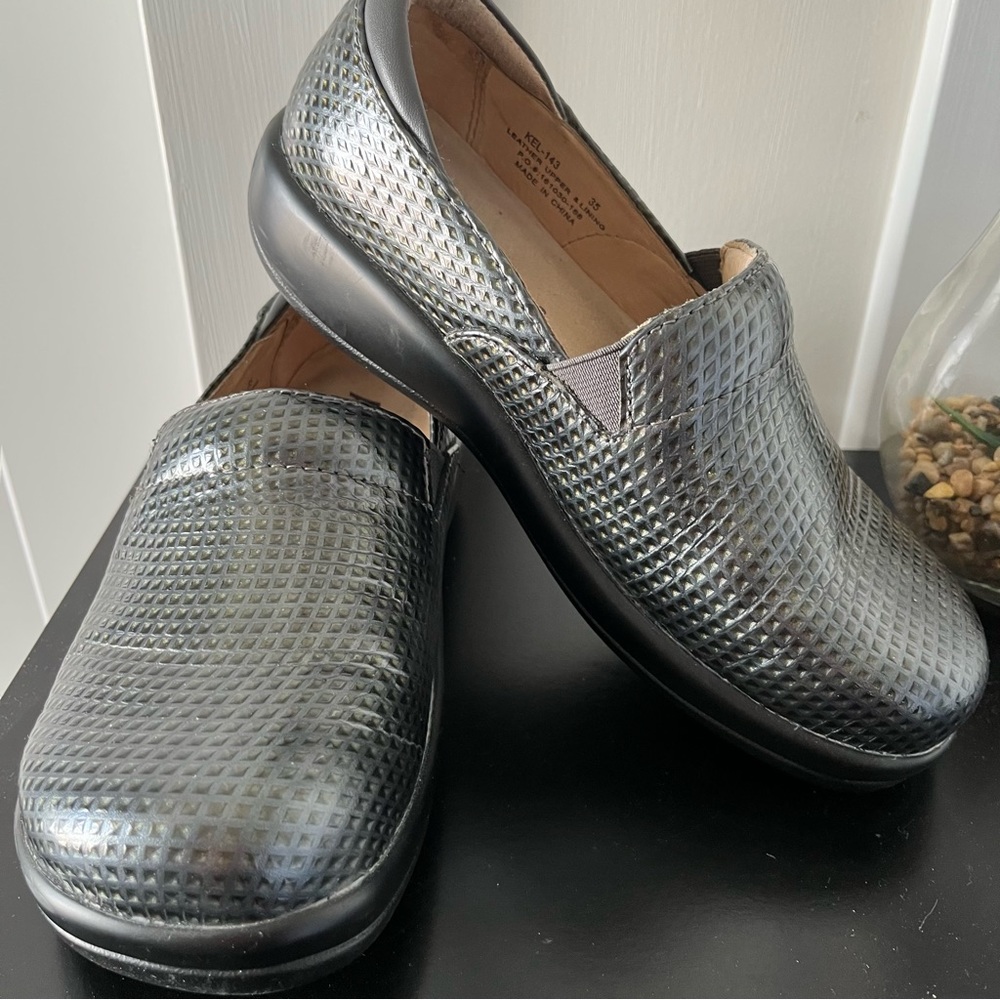Alegria Black Textured Loafers